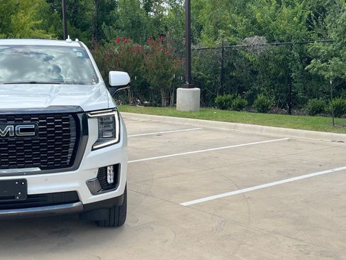 Used 2023 GMC Yukon Denali Ultimate AWD/4WD image 3