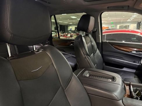 Used 2019 Cadillac Escalade Luxury image 16