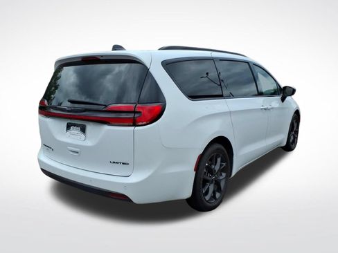 Used 2025 Chrysler Pacifica Limited FWD image 5