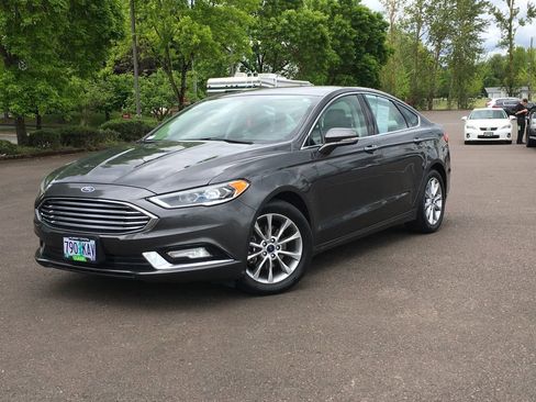 Used 2017 Ford Fusion SE FWD image 1