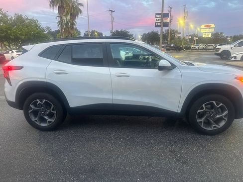Used 2025 Chevrolet Trax LT FWD image 4