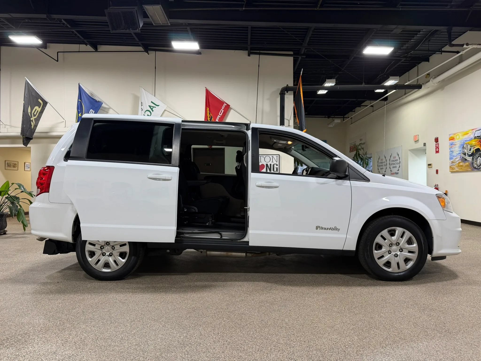Used 2018 Dodge Grand Caravan SE FWD image 23