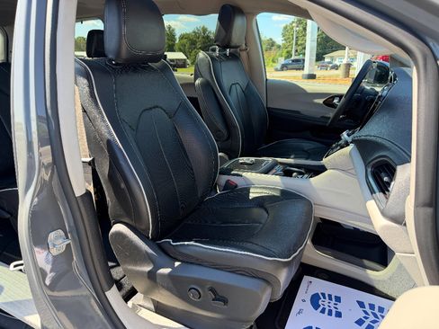 Used 2023 Chrysler Pacifica Limited FWD image 17