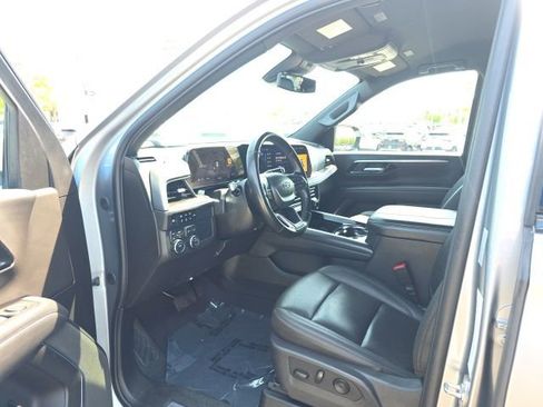 Used 2025 Chevrolet Suburban Z71 AWD/4WD image 17