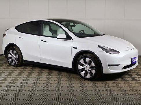Used 2022 Tesla Model Y Long Range AWD/4WD image 2
