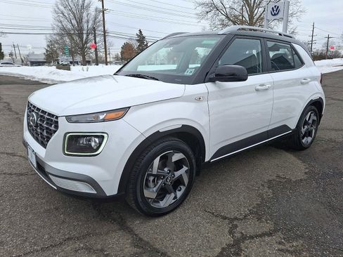 Used 2023 Hyundai Venue Limited image 3