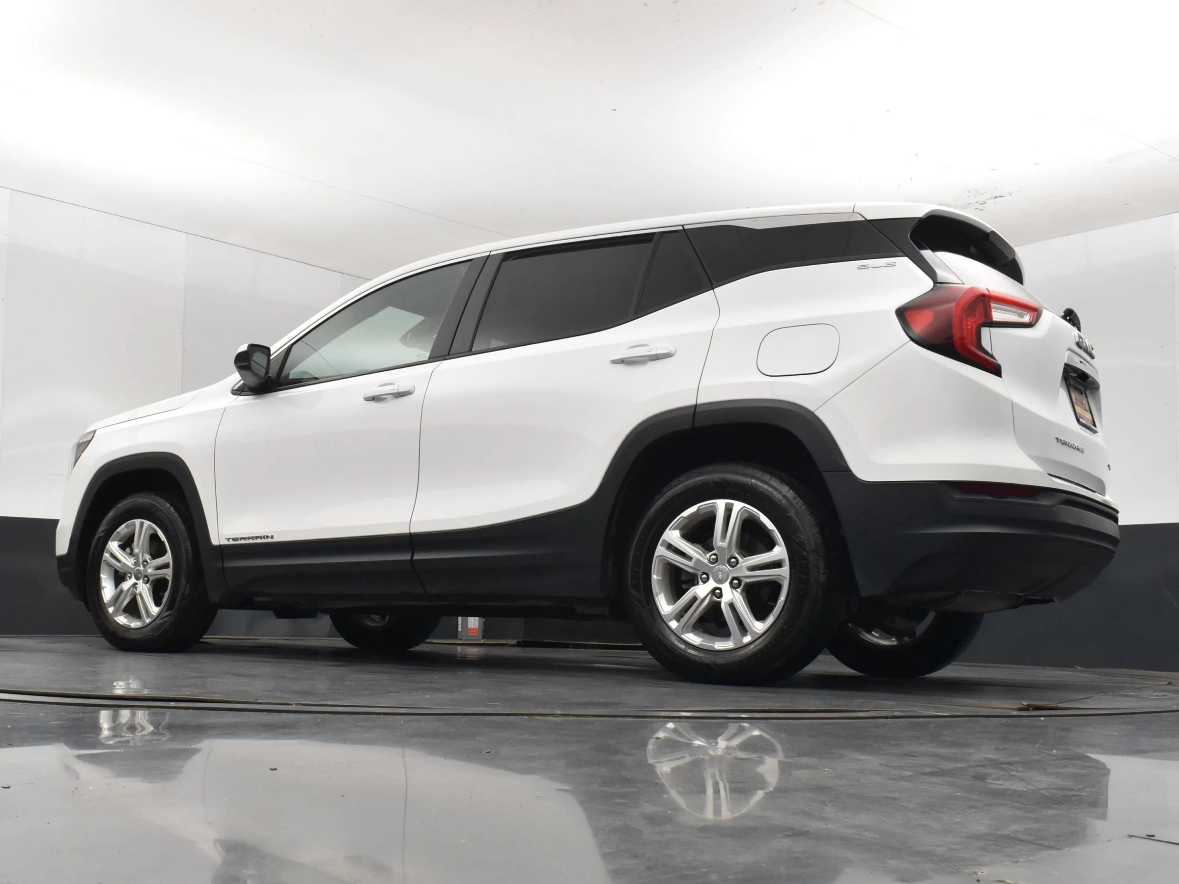 Used 2024 GMC Terrain SLE AWD/4WD image 9
