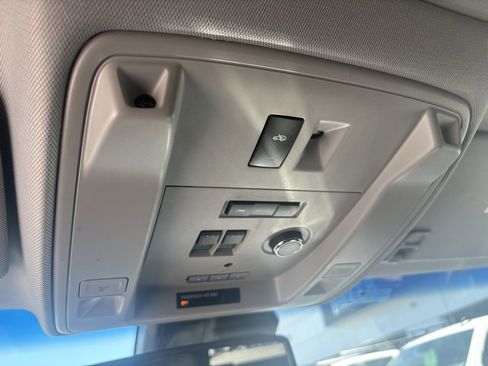 Used 2015 Cadillac Escalade Premium image 32