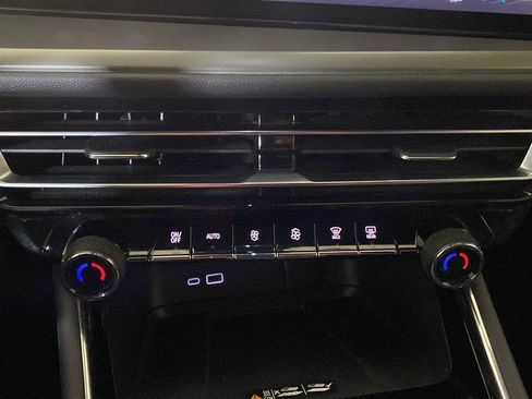 Used 2025 Chevrolet Traverse LT FWD image 5