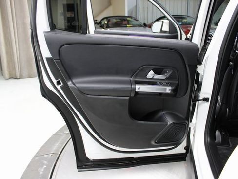 Used 2020 Mercedes-Benz GLB 250 image 40