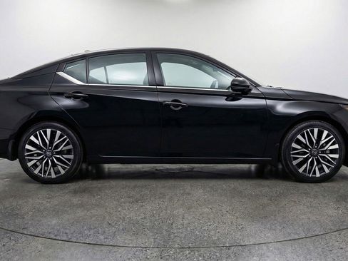 Used 2025 Nissan Altima 2.5 SV image 11