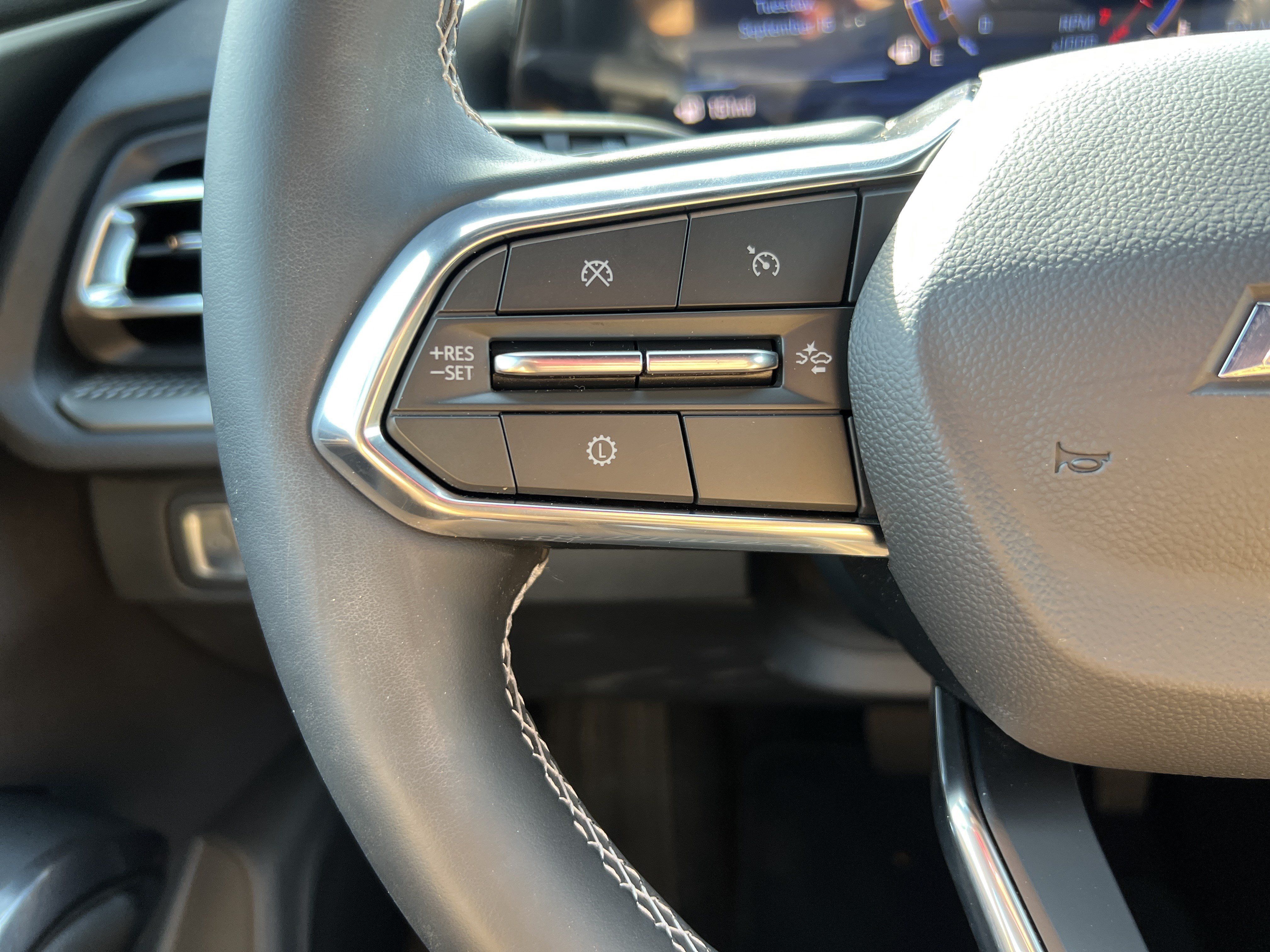 Used 2025 Chevrolet Traverse LT FWD image 19