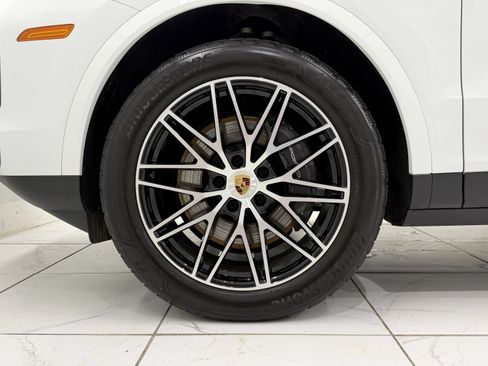 Certified 2024 Porsche Cayenne AWD/4WD image 16