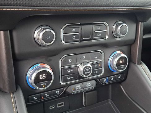Used 2022 GMC Yukon AT4 AWD/4WD image 17