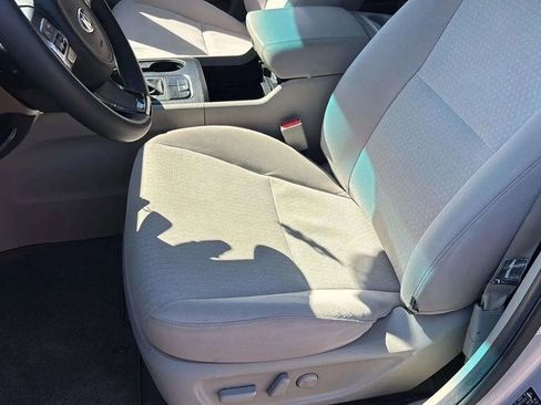 Used 2017 Kia Sedona LX image 11