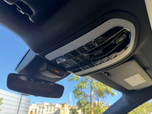 Certified 2024 Porsche Macan AWD/4WD image 17