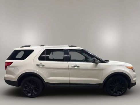 Used 2012 Ford Explorer XLT image 2