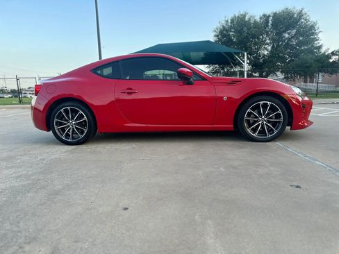 Used 2019 Toyota 86 RWD image 4