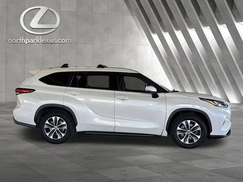 Used 2020 Toyota Highlander XLE image 3