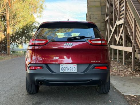 Used 2016 Jeep Cherokee Sport FWD image 28