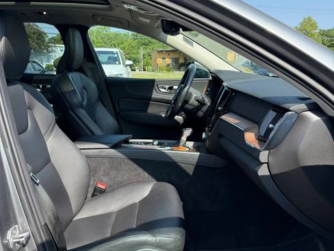 Used 2021 Volvo XC60 T5 Momentum w/ Premium Package AWD/4WD image 9