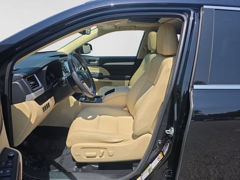 Used 2014 Toyota Highlander XLE AWD/4WD image 11