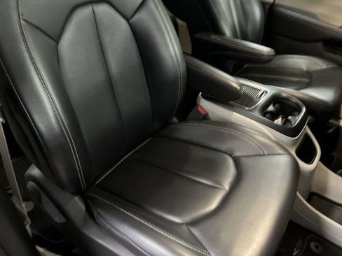 Used 2023 Chrysler Pacifica Touring-L FWD image 27