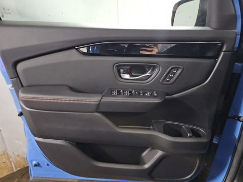 Used 2025 Honda Pilot TrailSport image 27
