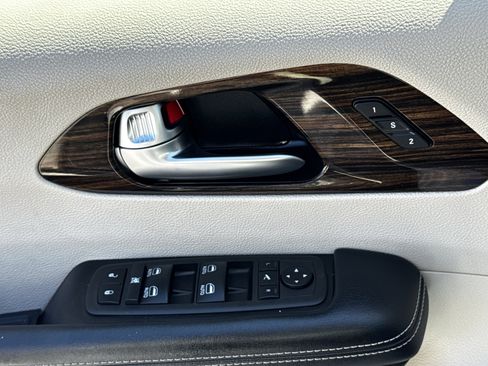 Used 2023 Chrysler Pacifica Limited image 26