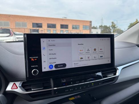 Used 2025 Toyota Sienna XLE FWD image 19