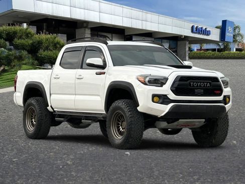 Used 2020 Toyota Tacoma TRD Sport image 9