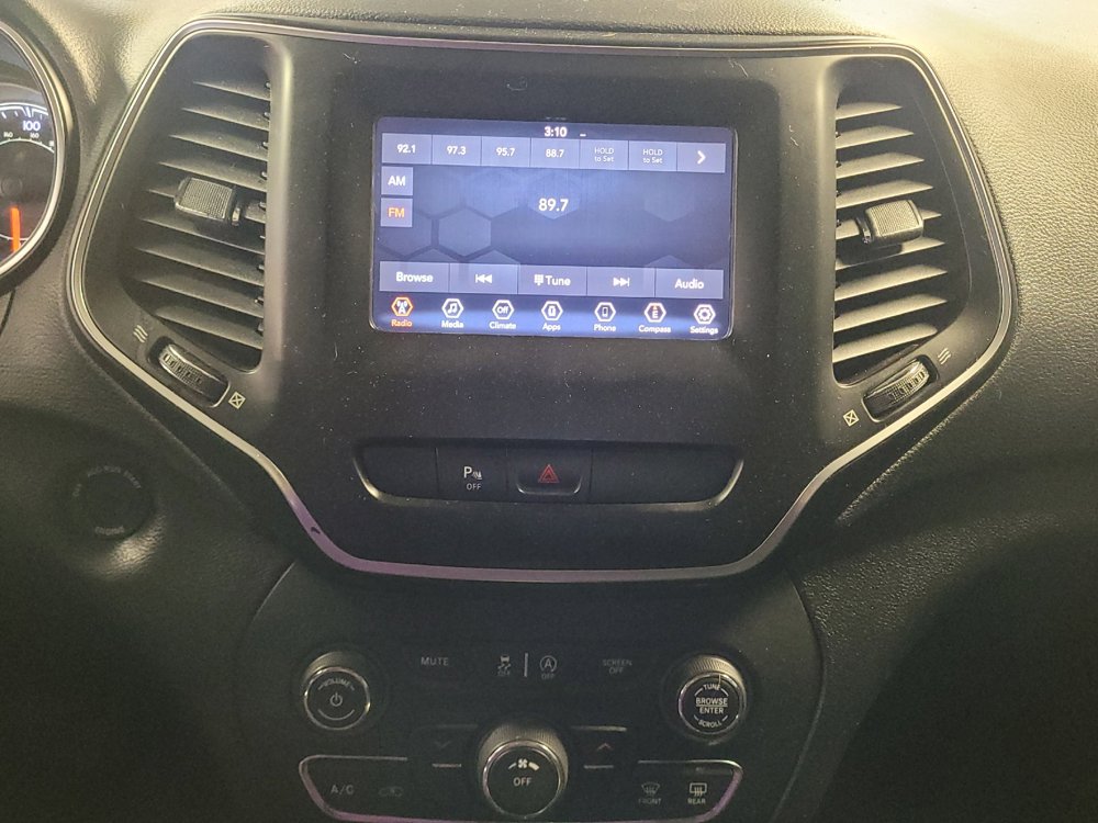 Used 2019 Jeep Cherokee Latitude w/ Popular Appearance Group AWD/4WD image 25