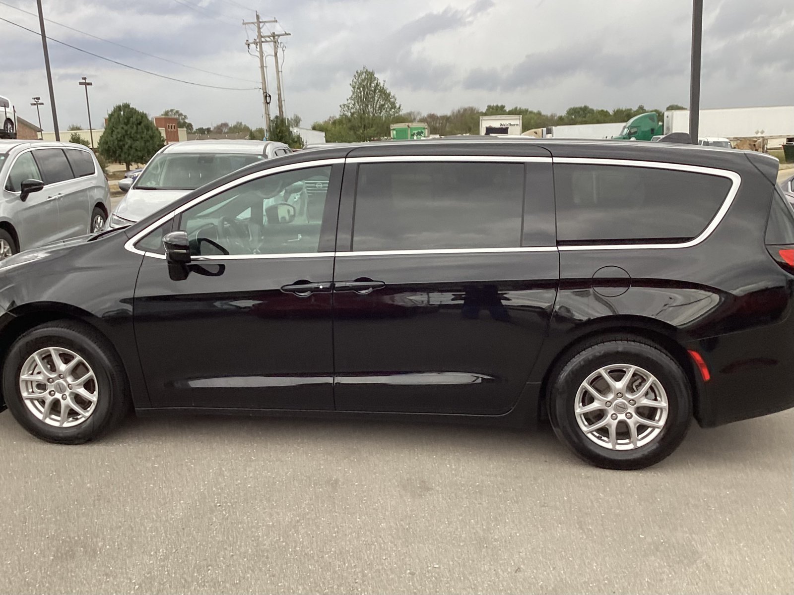 Used 2025 Chrysler Pacifica Select FWD image 9