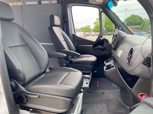 Used 2025 Mercedes-Benz Sprinter 2500 image 21