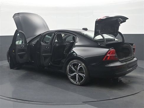 Used 2024 Volvo S60 B5 Plus image 39