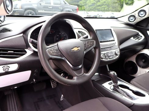 Used 2017 Chevrolet Malibu LT FWD image 17