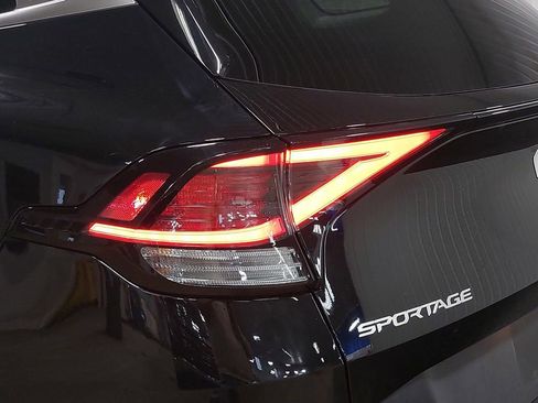 Used 2025 Kia Sportage LX image 33