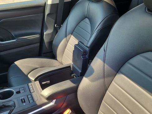 Used 2022 Toyota Highlander XLE AWD/4WD image 18