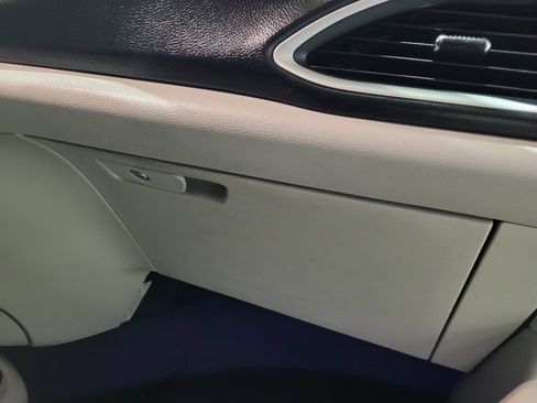 Used 2018 Chrysler Pacifica Touring-L image 59