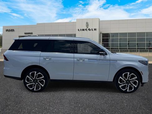 New 2026 Lincoln Navigator Reserve AWD/4WD image 2
