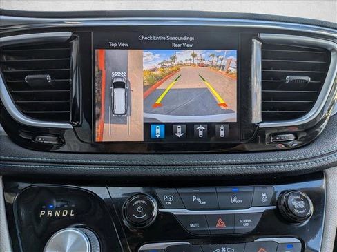 Used 2018 Chrysler Pacifica Limited w/ Advanced Safetytec Group FWD image 14