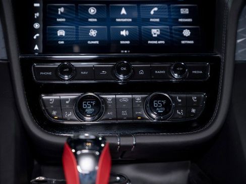 Used 2023 Bentley Bentayga Plug-In Hybrid image 19