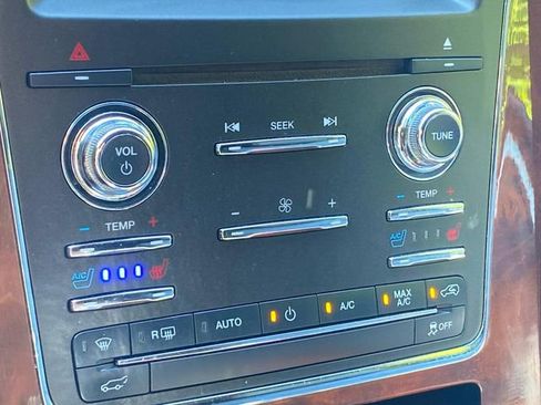 Used 2016 Lincoln Navigator Select RWD image 25