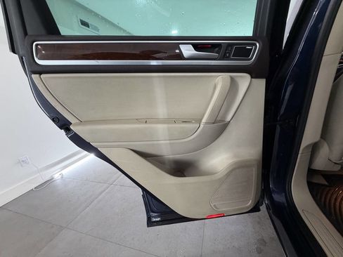 Used 2012 Volkswagen Touareg VR6 image 24