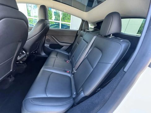Used 2022 Tesla Model Y Long Range AWD/4WD image 14