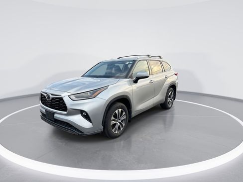 Used 2021 Toyota Highlander XLE image 4