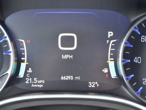 Used 2023 Chrysler Pacifica Touring-L image 23