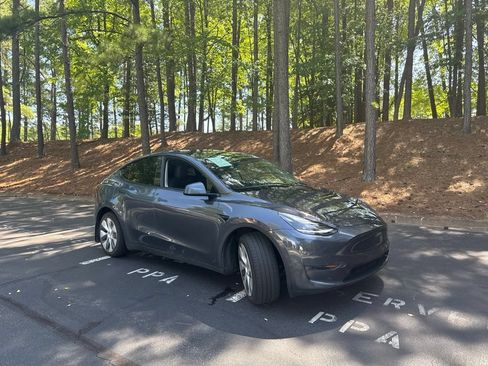 Used 2023 Tesla Model Y Long Range AWD/4WD image 3