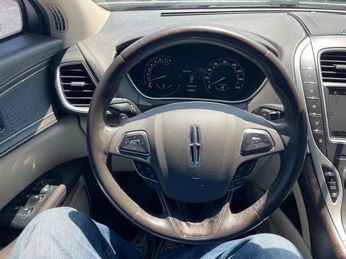 Used 2017 Lincoln MKX Select w/ Select Plus Package AWD/4WD image 17