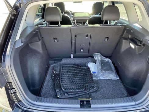 Used 2025 Volkswagen Taos SE w/ Panoramic Sunroof Package image 11